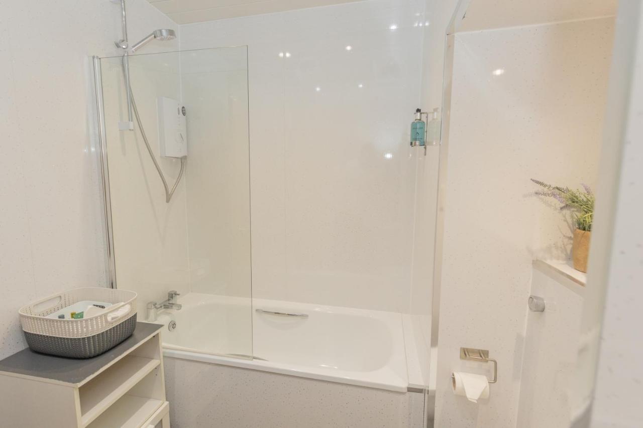 New 3-Bedroom Apartment Close To City Centre エディンバラ エクステリア 写真