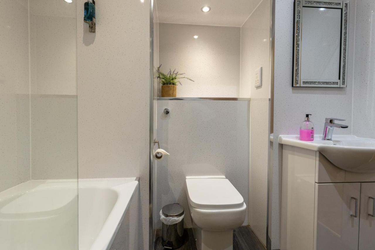 New 3-Bedroom Apartment Close To City Centre エディンバラ エクステリア 写真